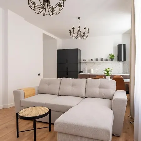 Апартаменты Spacious 1-bedroom In The Heart Of Old Town *