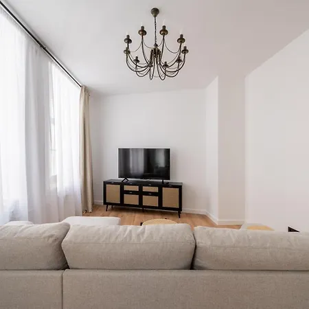 Spacious 1-bedroom In The Heart Of Old Town